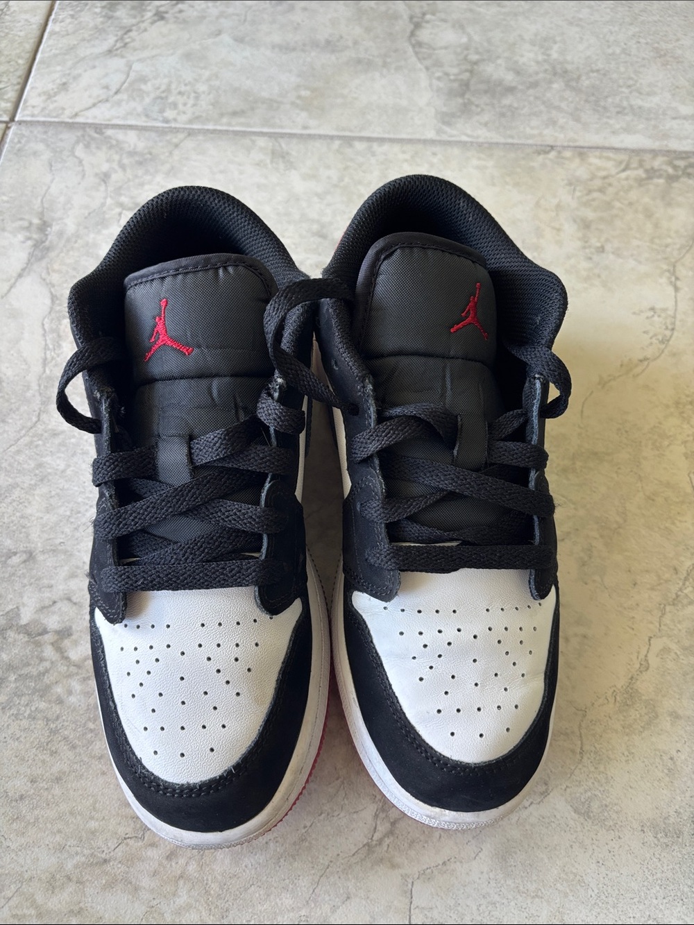 Jordan Kids Low-Top Sneakers in Black, White and Red